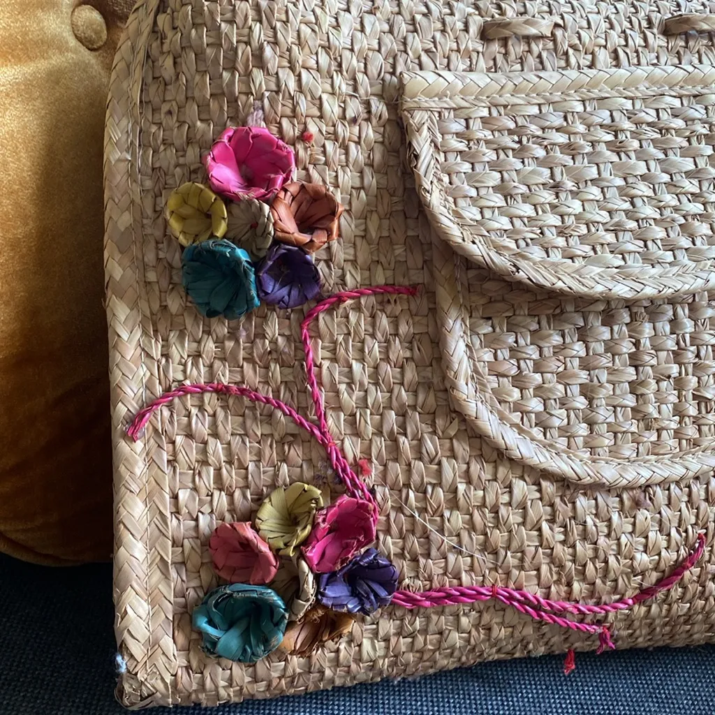 VINTAGE Handmade Straw Wicker Tote Market Basket Floral Woven Multicolor Tiki Brown - Image 2