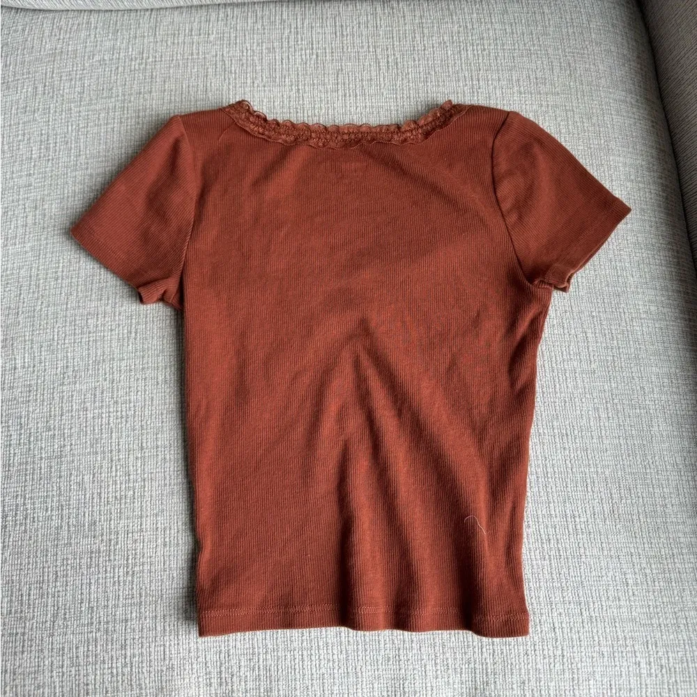 Hollister Women's Short Sleeve Top in Deep Rust - Image 2