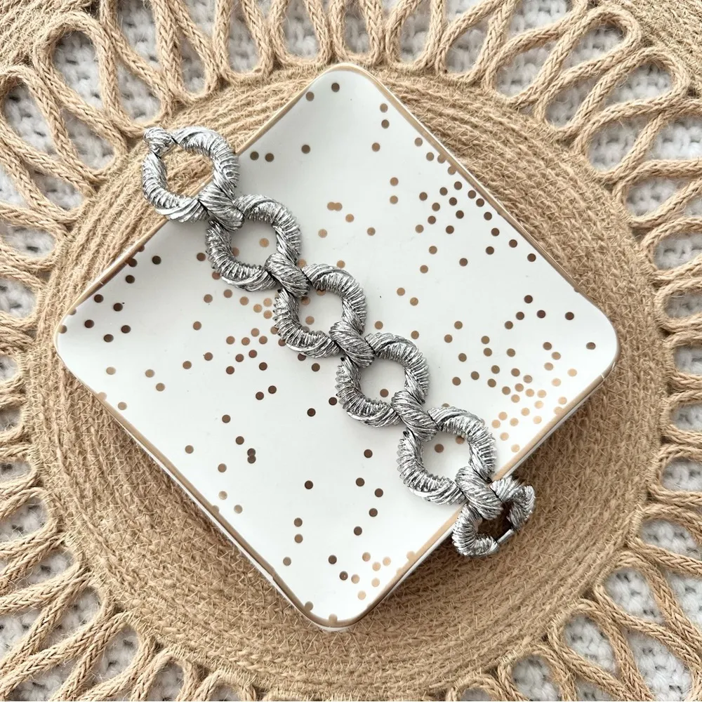 Unmarked Heavy Silver Textured Metal Oversized Circle Chainlink Style Bracelet - Image 5