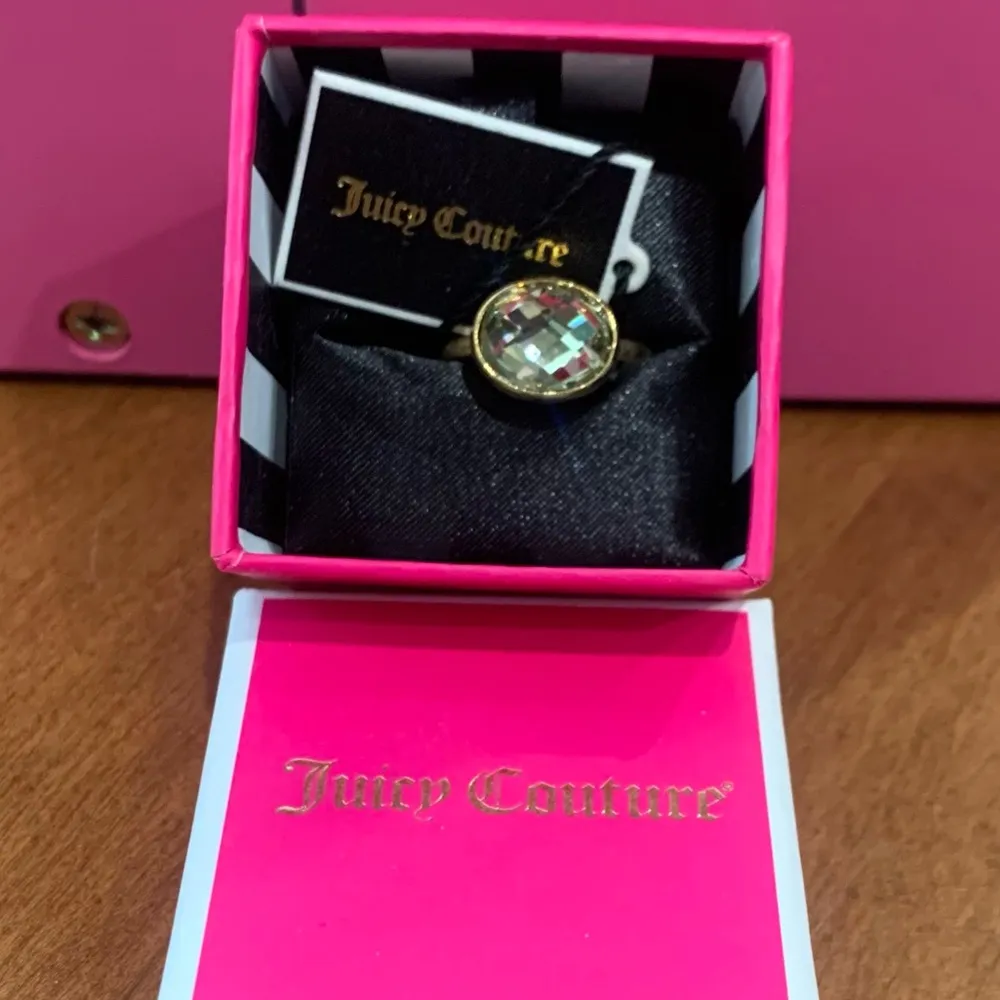 Juicy Couture R Gemstone Solitaire Gold Tone Ring Size 7 - Image 3