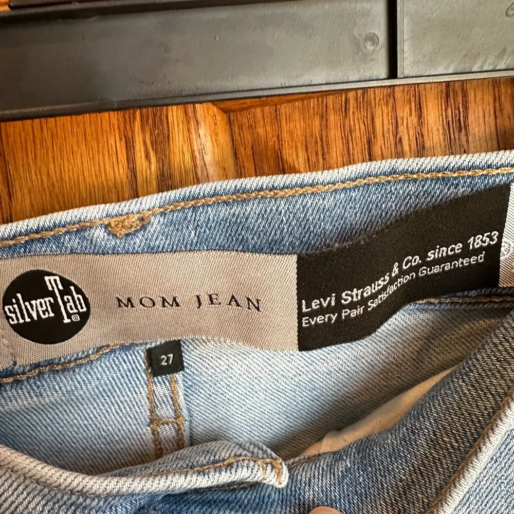 Levi’s Silvertab Mom Jeans 27x27 Baggy Distressed Light Wash - Image 6