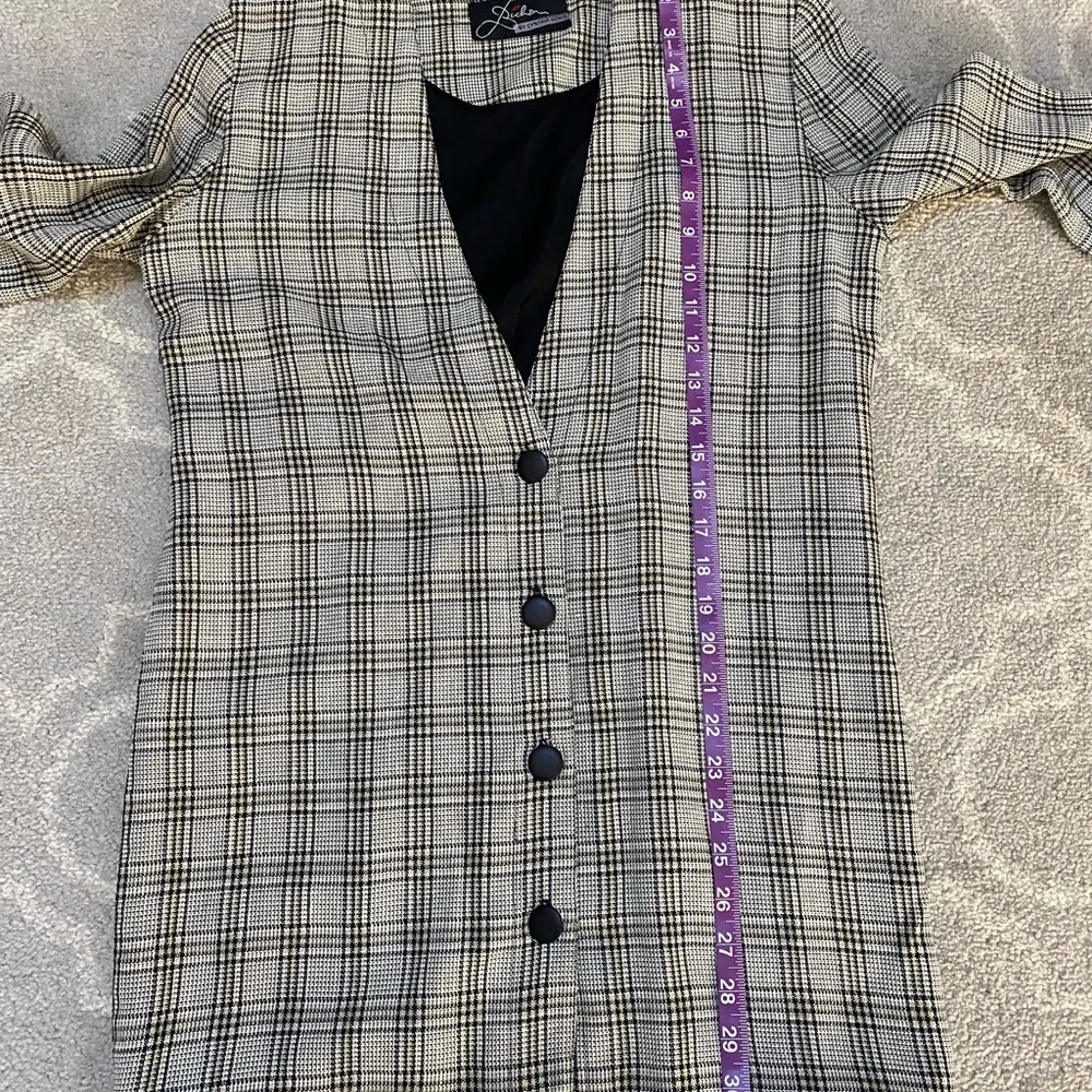 Chic Plaid Blazer with Black Accents - Image 5