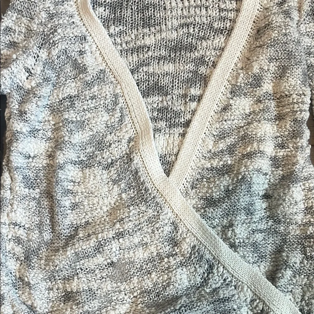 Moth White Wrap V - Image 2