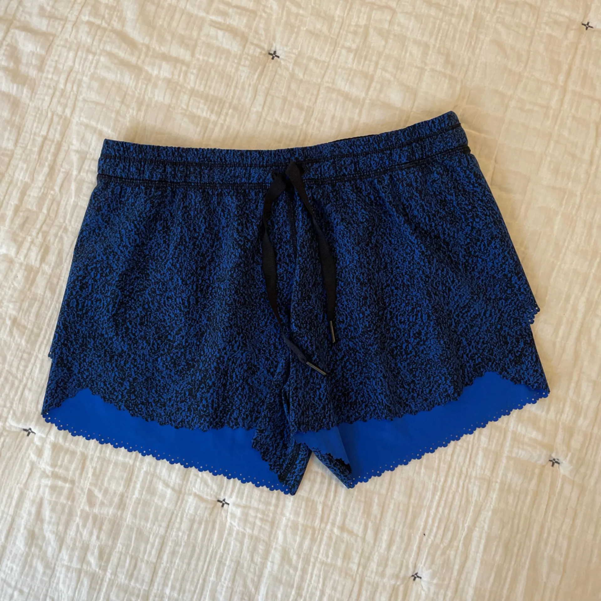 LULULEMON Hit It Short 3 1/2" in Circuit Cerulean Blue Black Reversible Size 4 - Image 7