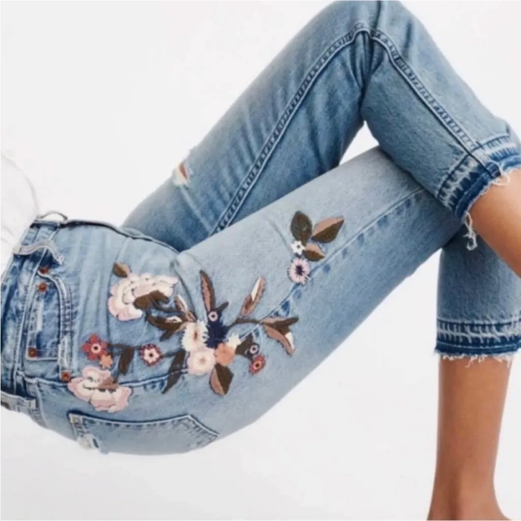 Abercrombie & Fitch Annie High Rise Embroidered Floral
Girlfriend Jeans size 27 - Image 13