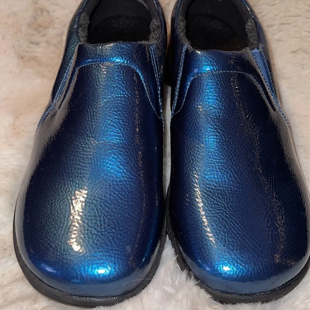 NWOT Wanderlust Blue Iridescent Athletic Clogs 8 - Image 4