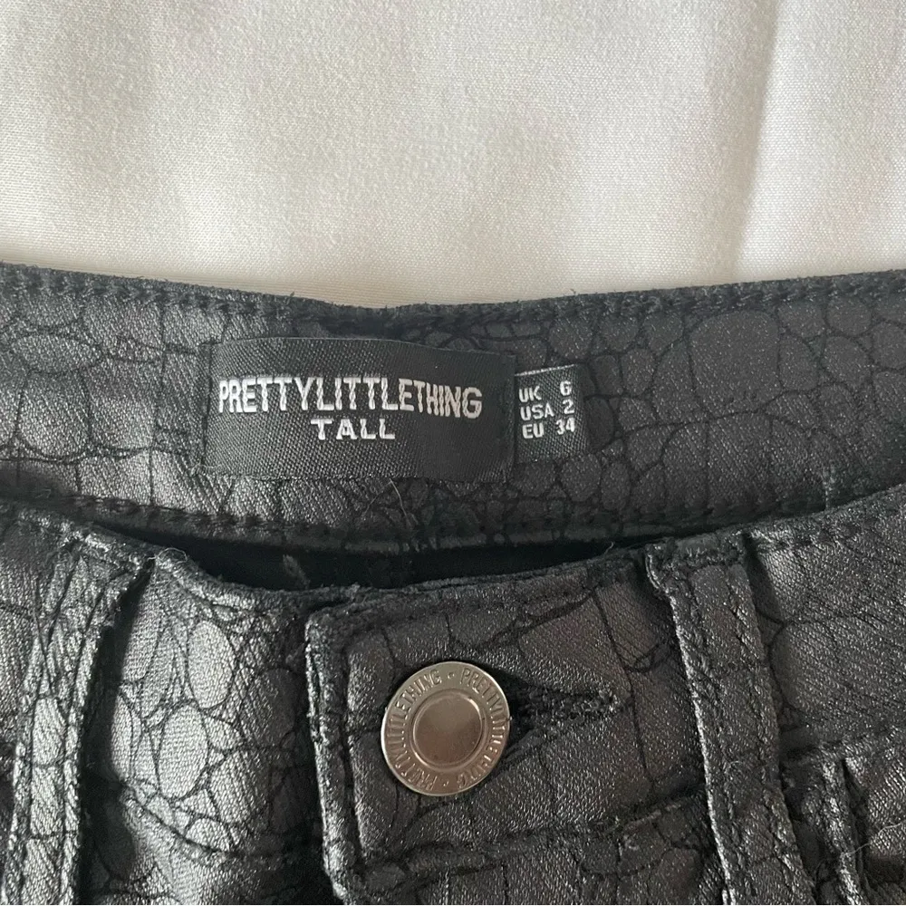 PrettyLittleThing Coated Croc Skinny Pants, Black, Size 2 Tall, NWOT - Image 10