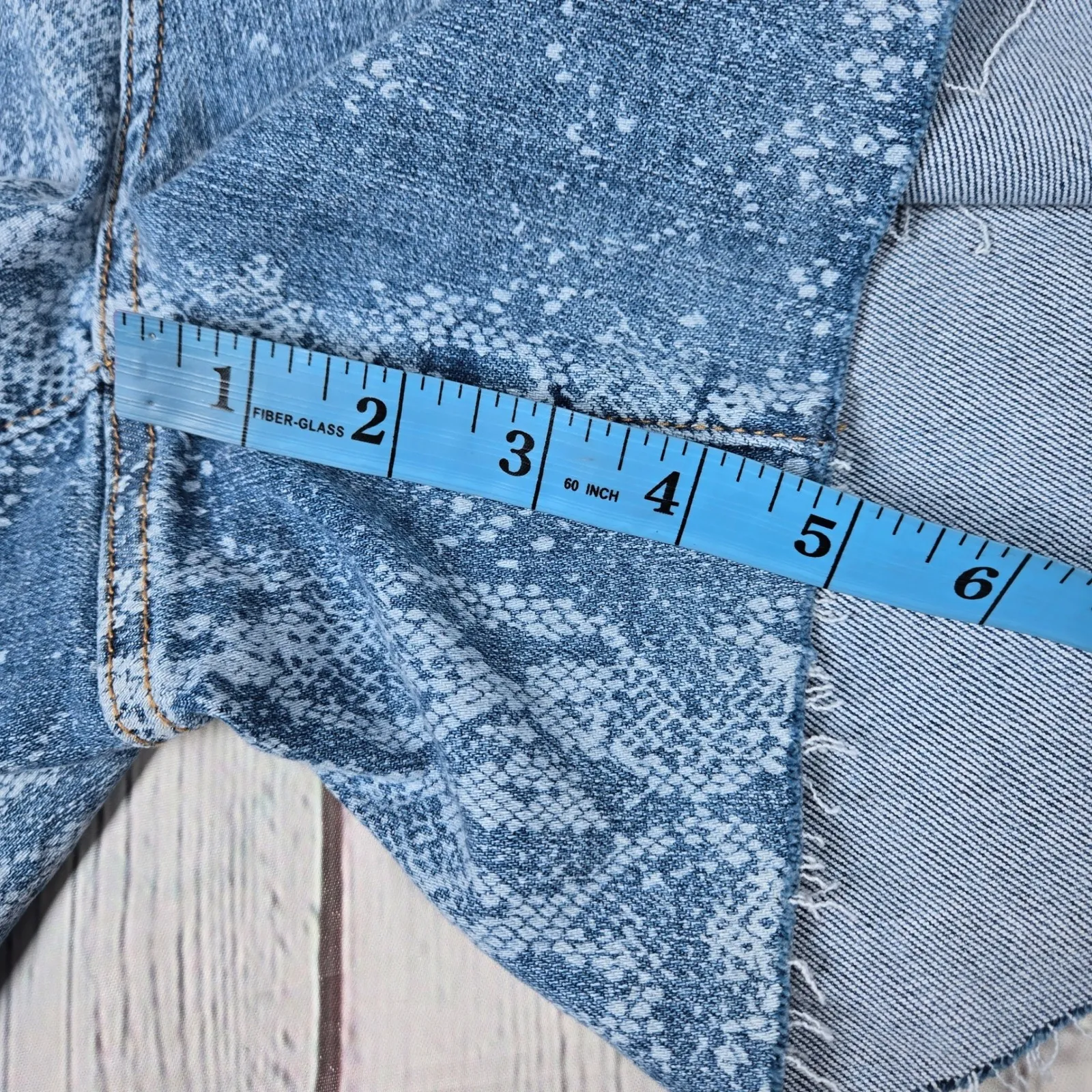 Judy‎ Blue Los Angeles Women's 1XL Blue Snake Print Denim Cutoff Shorts - Image 11