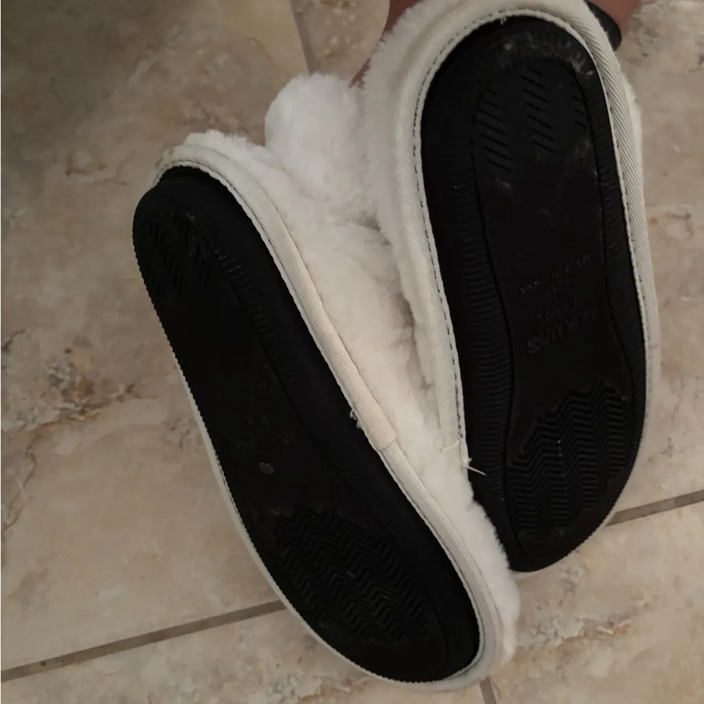 Muk Luks Fluffy White Women's Slippers Size 7 - Image 2