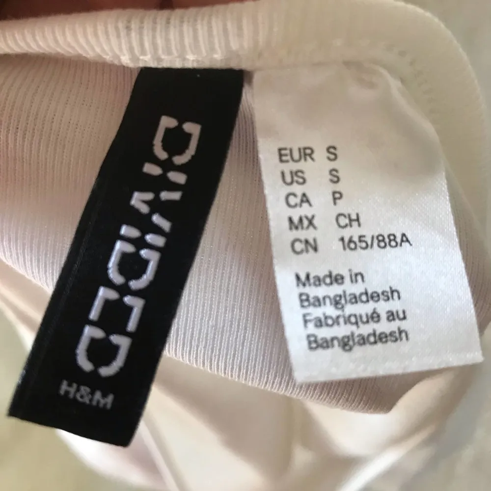 H & M Divided White Short Sleeve Crop Top with Tie Back Women's Size Small - Image 6