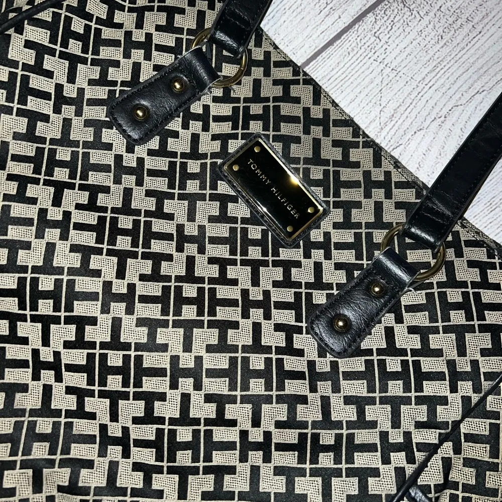 Tommy hilfiger purse - Image 2