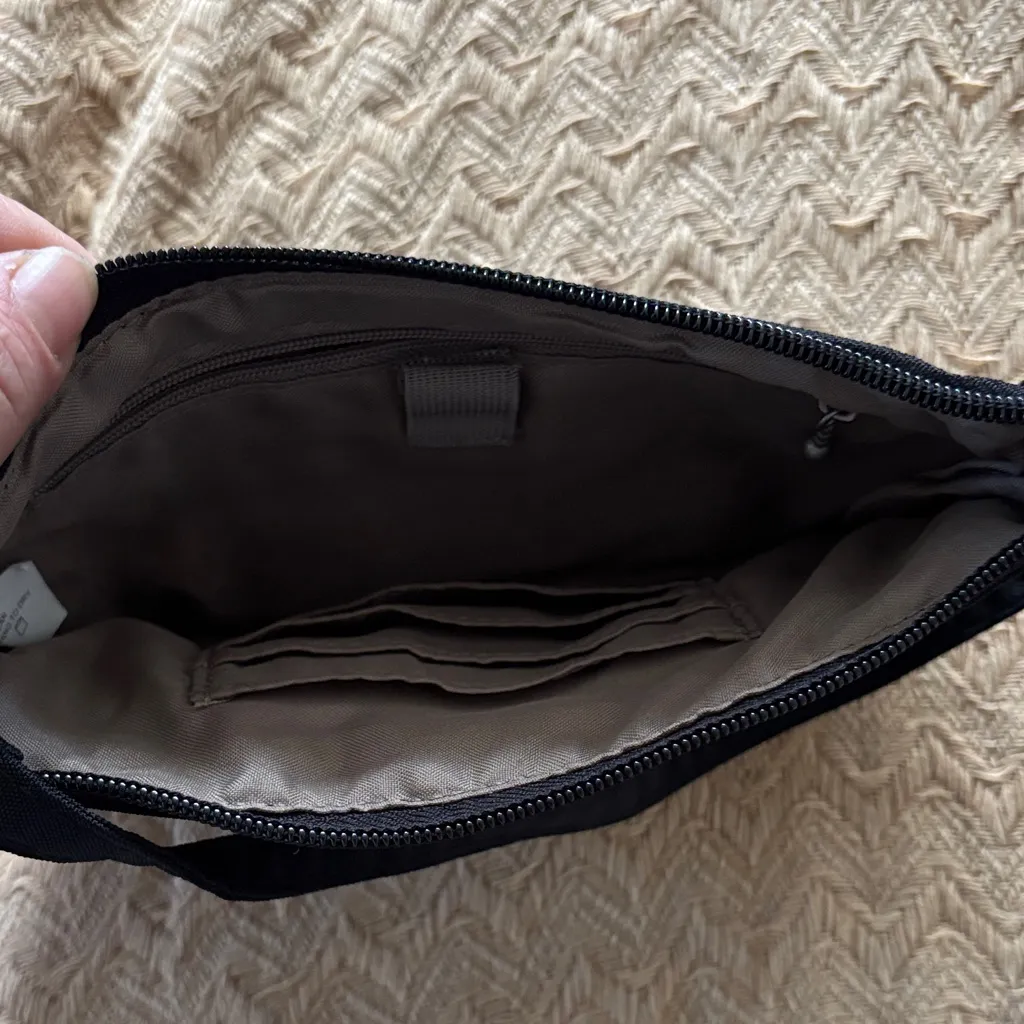 Baggallini Sleek Black Crossbody Bag - Image 7