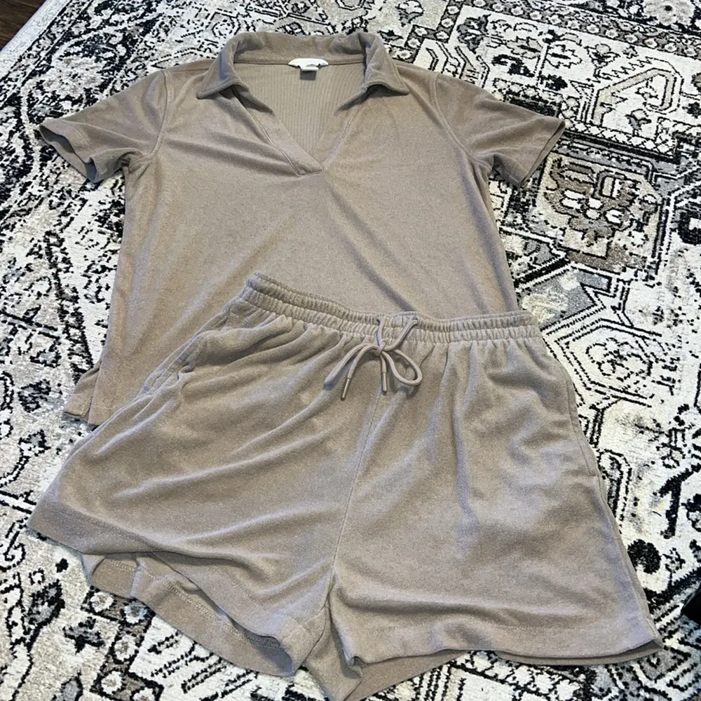 H&M 2 Piece Neutral Casual Textured Set - Image 2