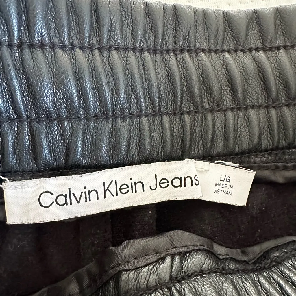 Calvin Klein Sz: L Black Faux Leather Pants. Pull On. Flat Front. Patch pockets - Image 6