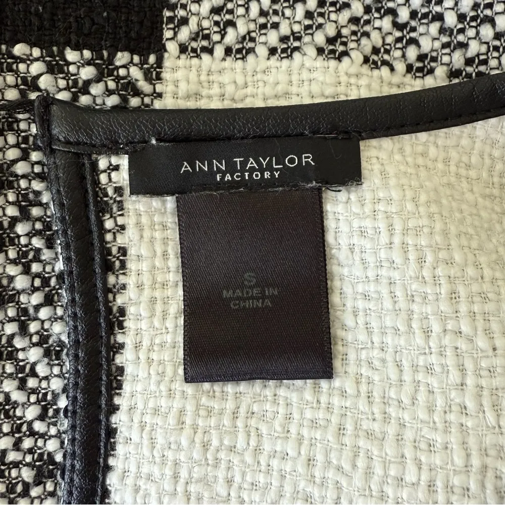 Ann Taylor Career Black White Plaid Tweed Textured Short Sleeve Blouse Small - Image 7