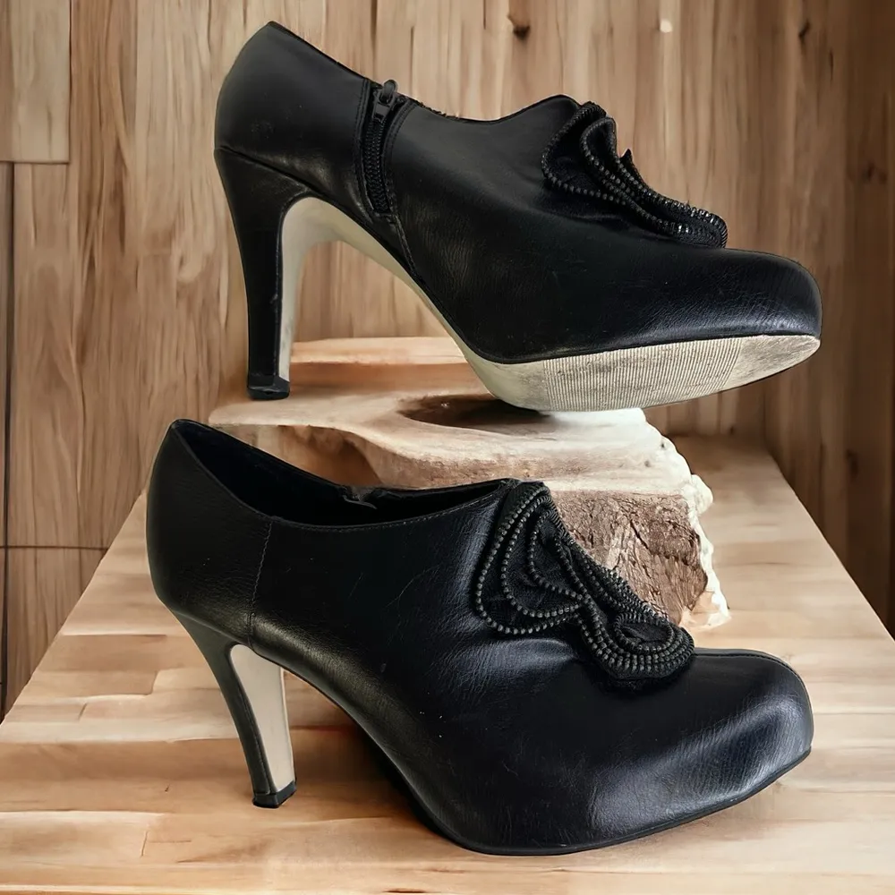 Madden Girl Black Leather Rokker Ruffled Zipper Bootie 4 Inch Heels Womens 11 - Image 10