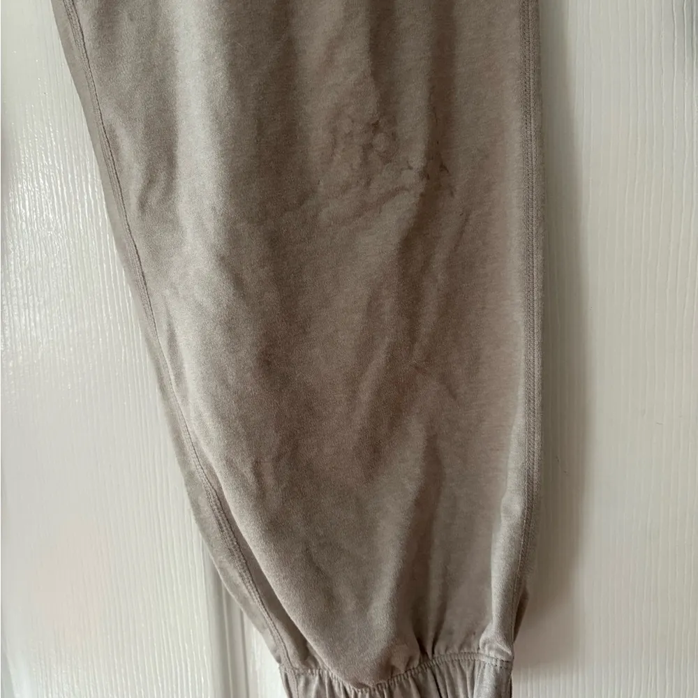 Vuori Dreamknit Joggers Light Beige Size Medium Flawed: Stains - Image 3