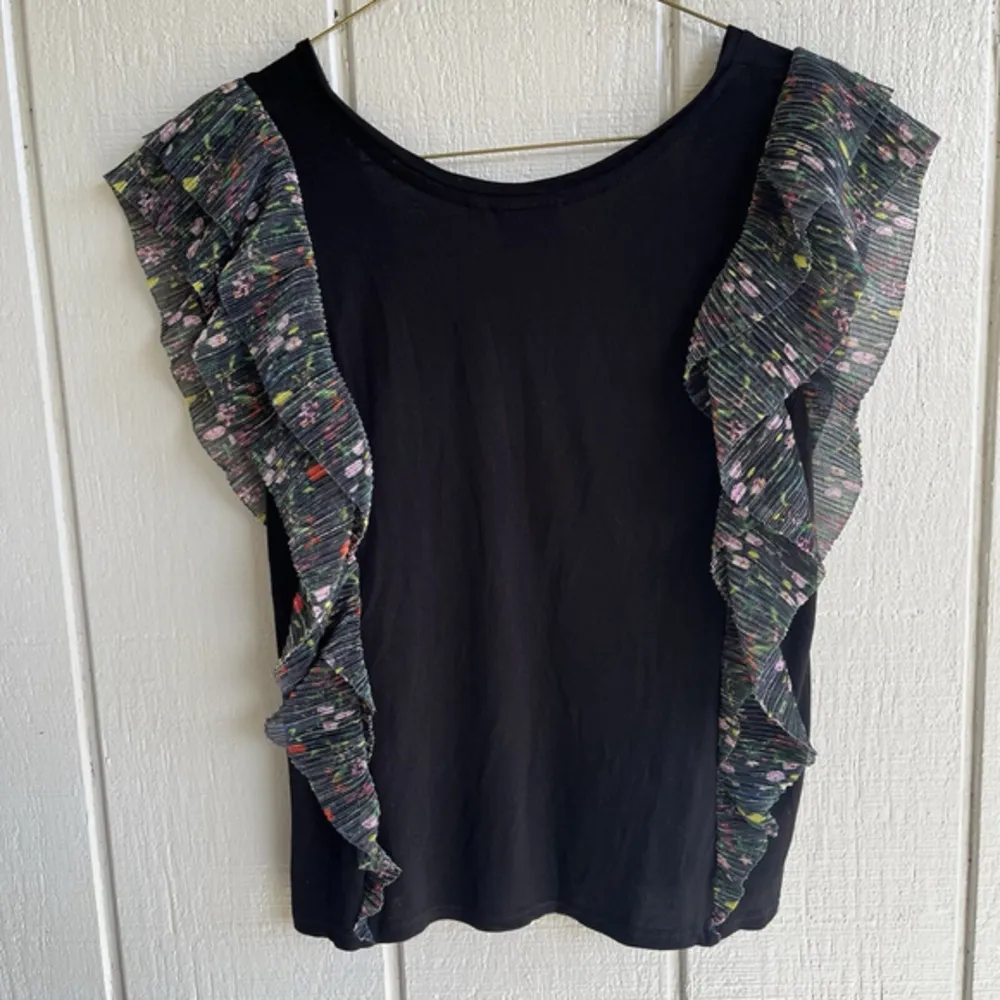 Anthro Vanessa Virginia Indak Metallic Floral Flutter Sleeve Tee in Black Size S - Image 6