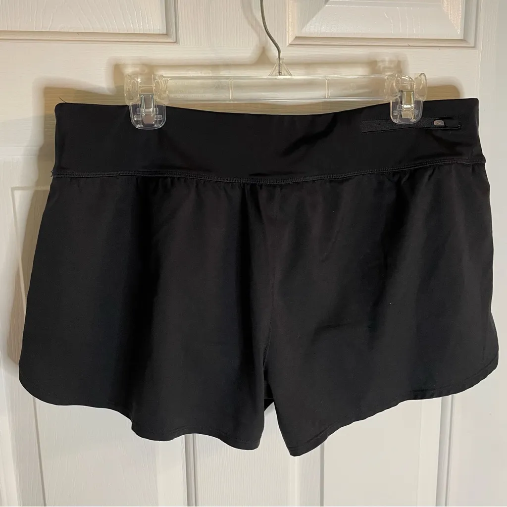 Nike Women's Athletic Black Shorts With Zippered Waist Pocket Size XL running - Image 4