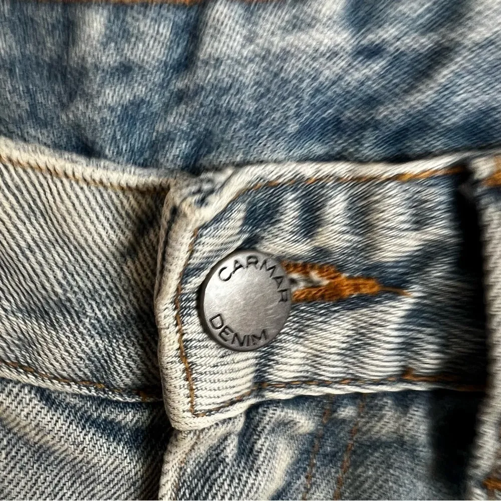 Carmar High Rise Lightwash Raw Hem Denim Shorts Blue Size 26 - Image 4