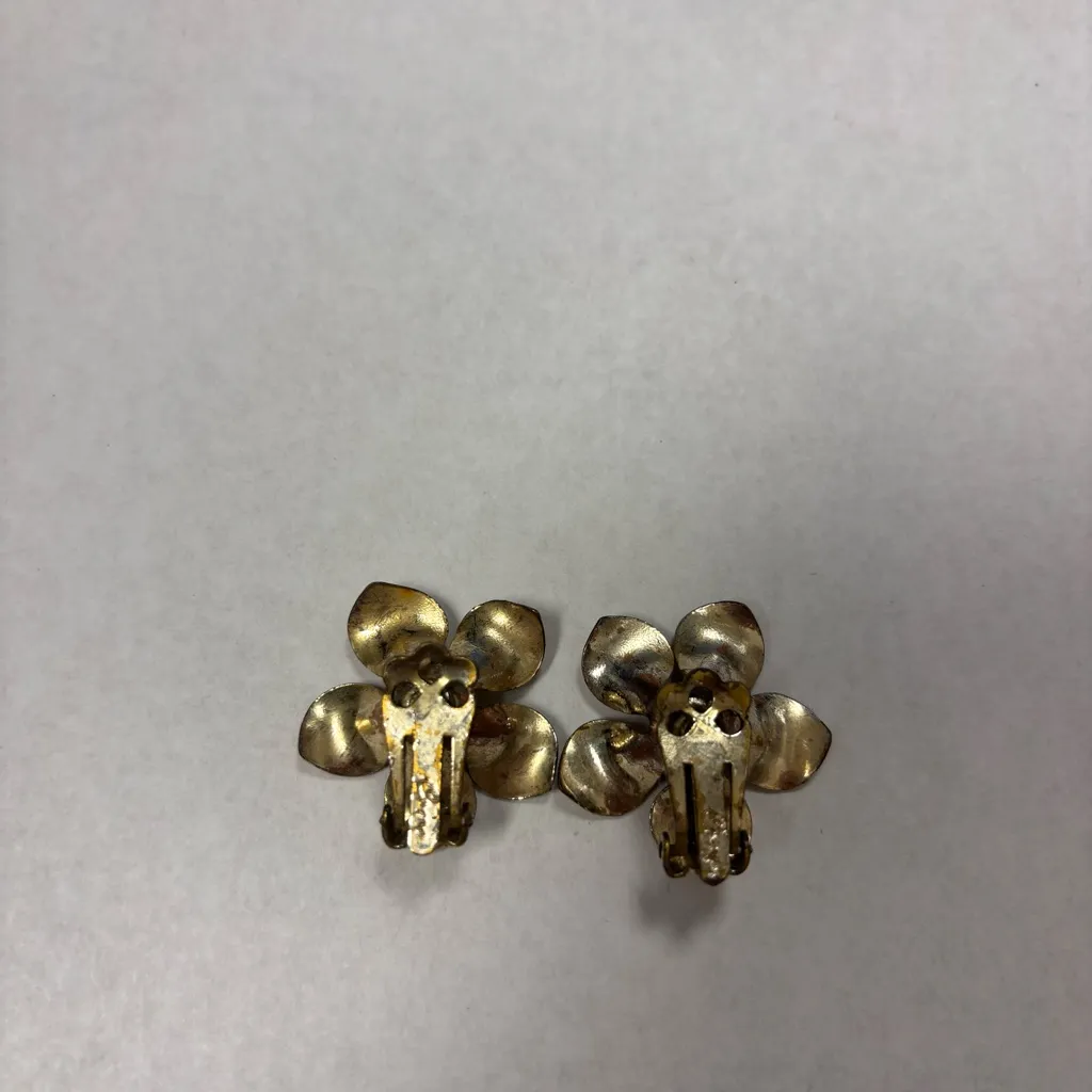 Vintage Dogwood Magnolia Flower Gold Tone Flower Clip On Earrings - Image 3