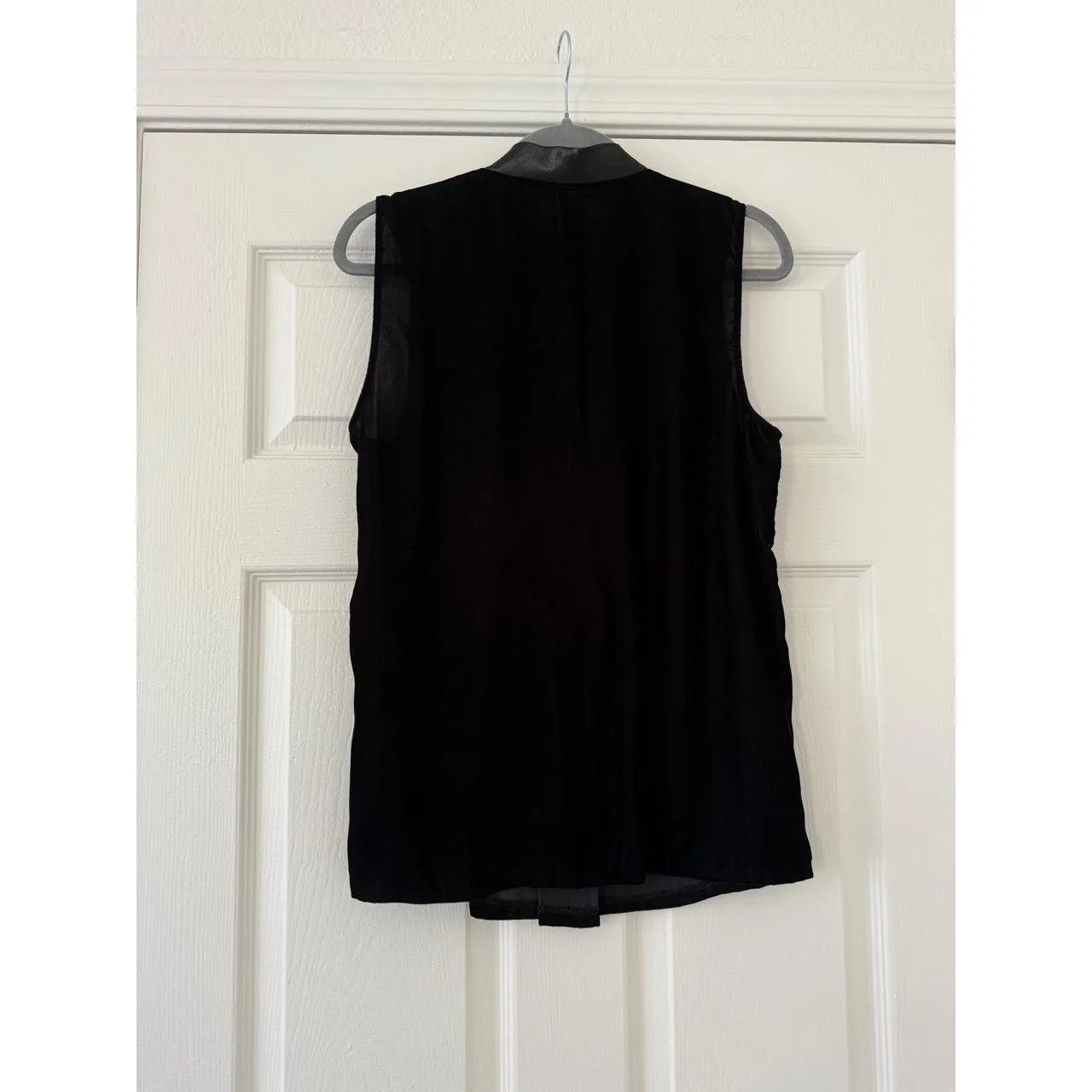 NWT Tahari Rosalyn Sleeveless Velvet V-neck Blouse medium - Image 2
