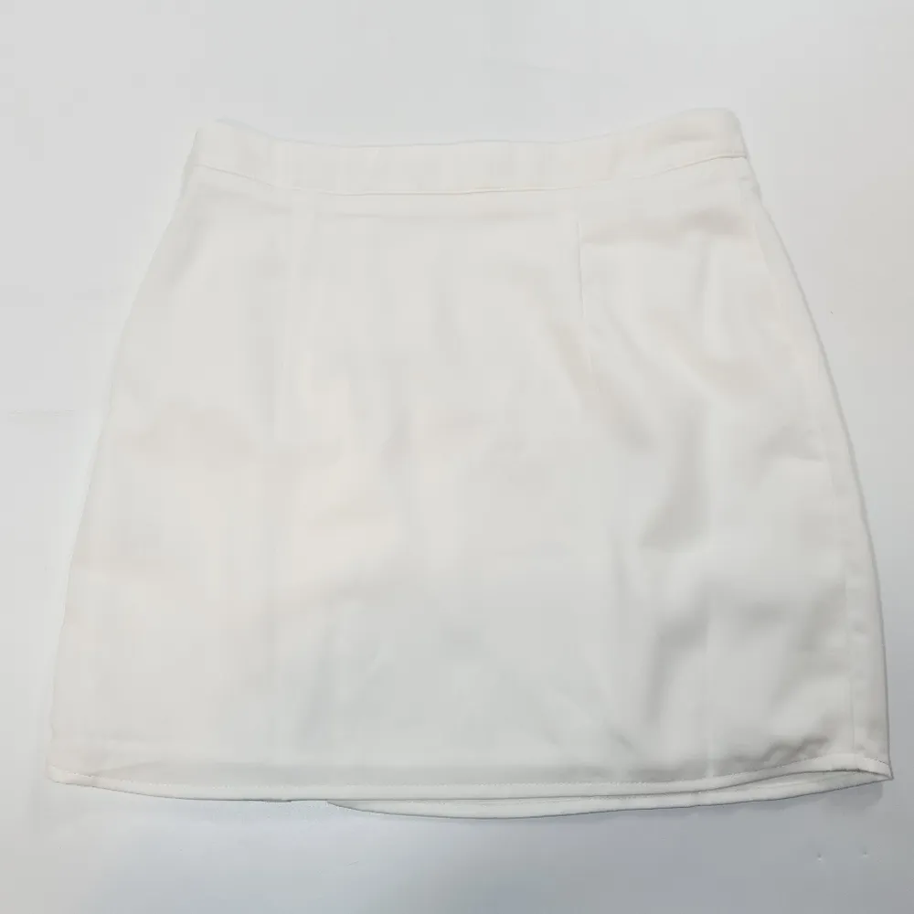 Superdown Kylie Mini Skirt in White - Image 3