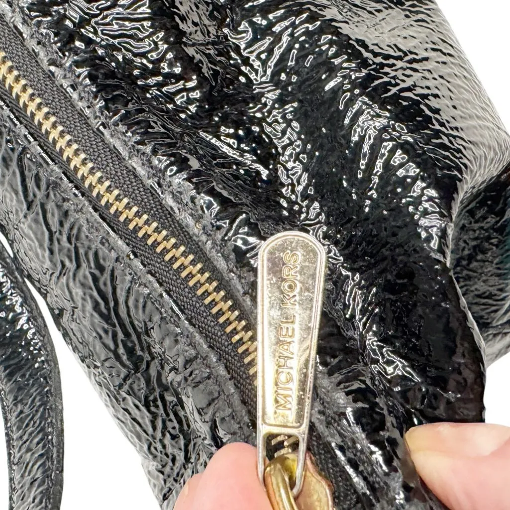 MICHAEL MICHAEL KORS PATENT LEATHER SMALL HOBO BAG Black - Image 6