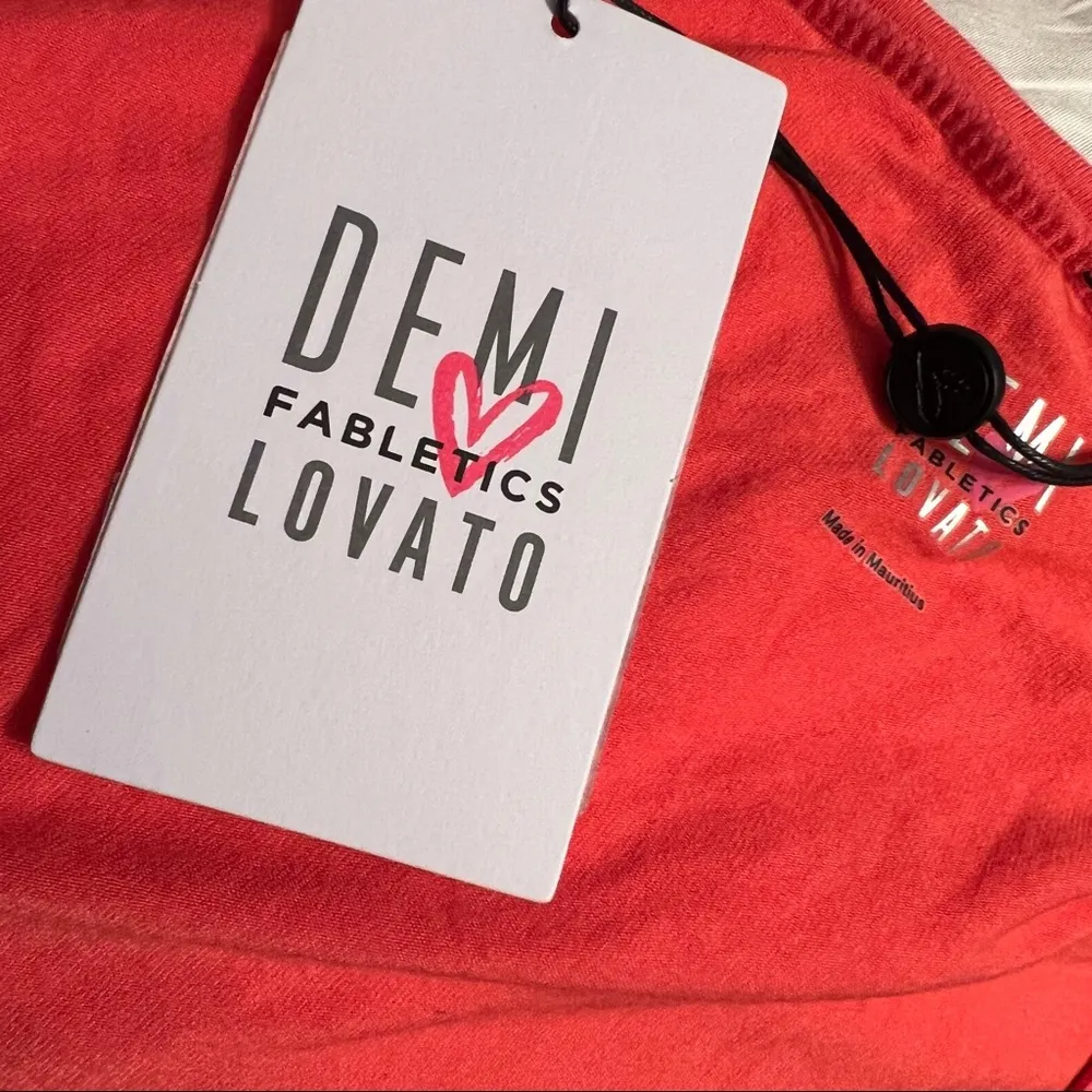 Demi Lovato  Fabletics crop tank - Image 3
