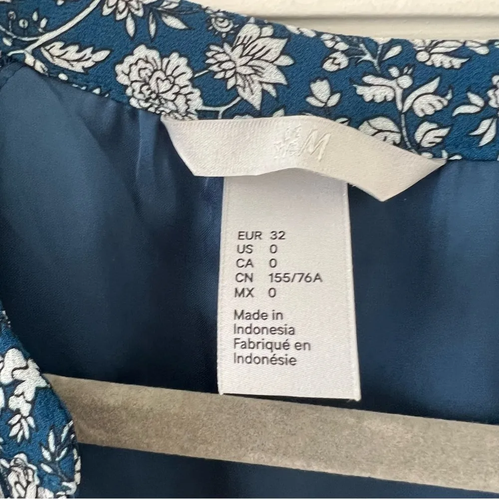H&M Teal Blue & White Floral Print V Neck Button Down Short Sleeve Dress Size 0 - Image 3