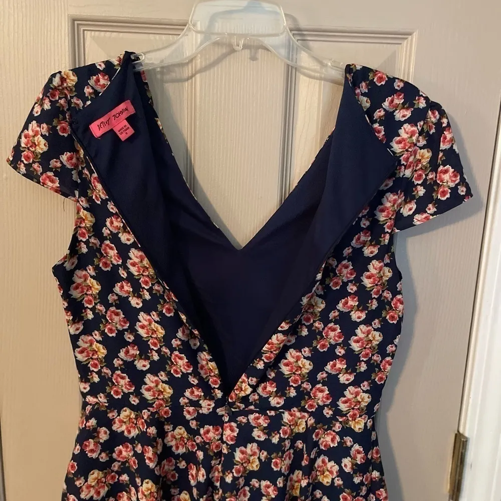 Betsey Johnson navy floral v-neck fitted flare skirt dress. - Image 11