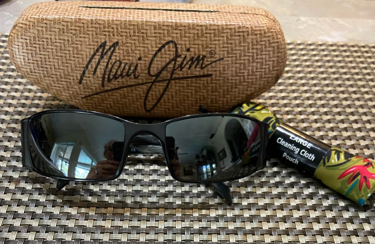 Maui Jim Black Polarized Grey Lense Sunglasses MJ-122-02 with Woven like Case - Image 1
