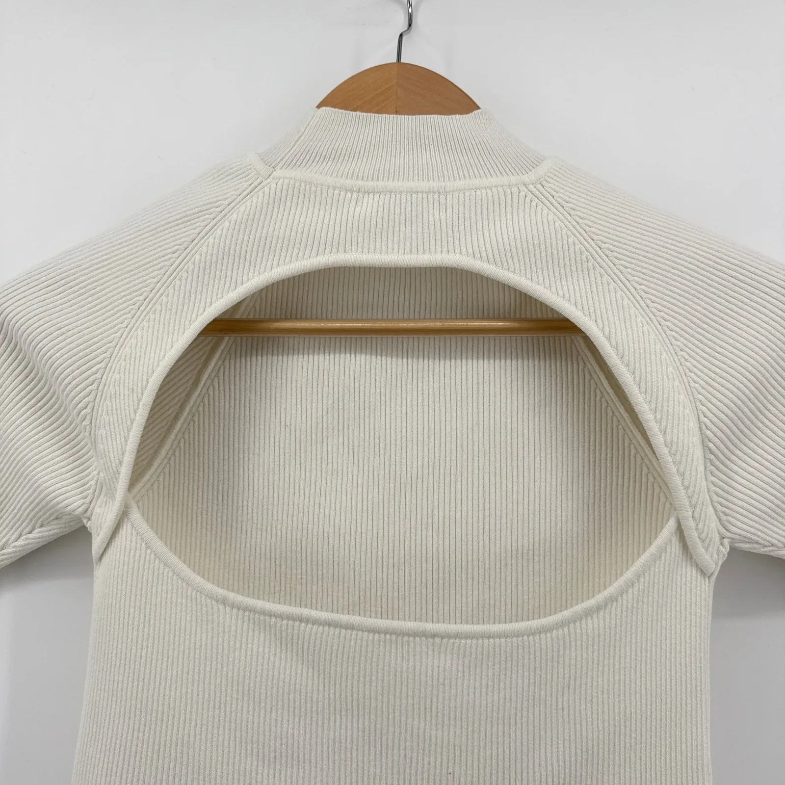 525 America Ivory Mock Neck Ribbed Knit Cropped Cut Out Back Top Size Small - Image 5