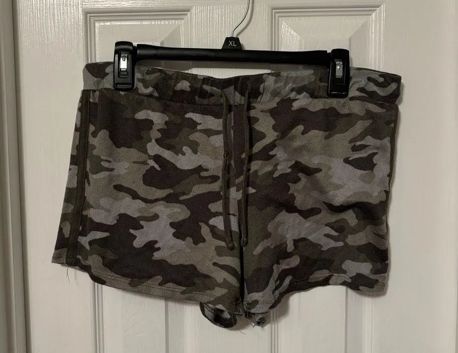 Lucky Brand Camouflage Pajama Set. Tank top and shorts. Size medium - Image 4