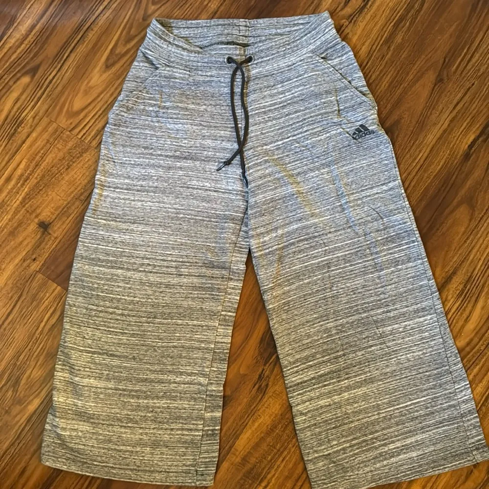 Adidas Women’s Sport 2 Street Heather Grey Sweatpants Culotte Wide Leg Size Med - Image 2