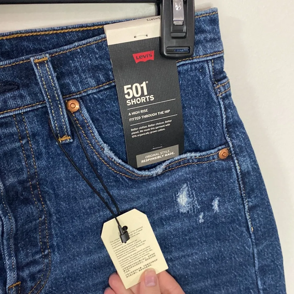 Levi’s Premium 501 High-Rise Distressed mini Shorts in Salsa Destiny Wash sz 27 - Image 7