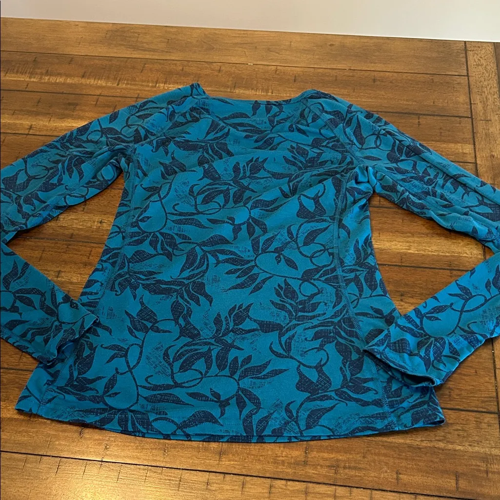 The North Face 2-Patterned Long Sleeve Tees Size Small GUC - Image 12