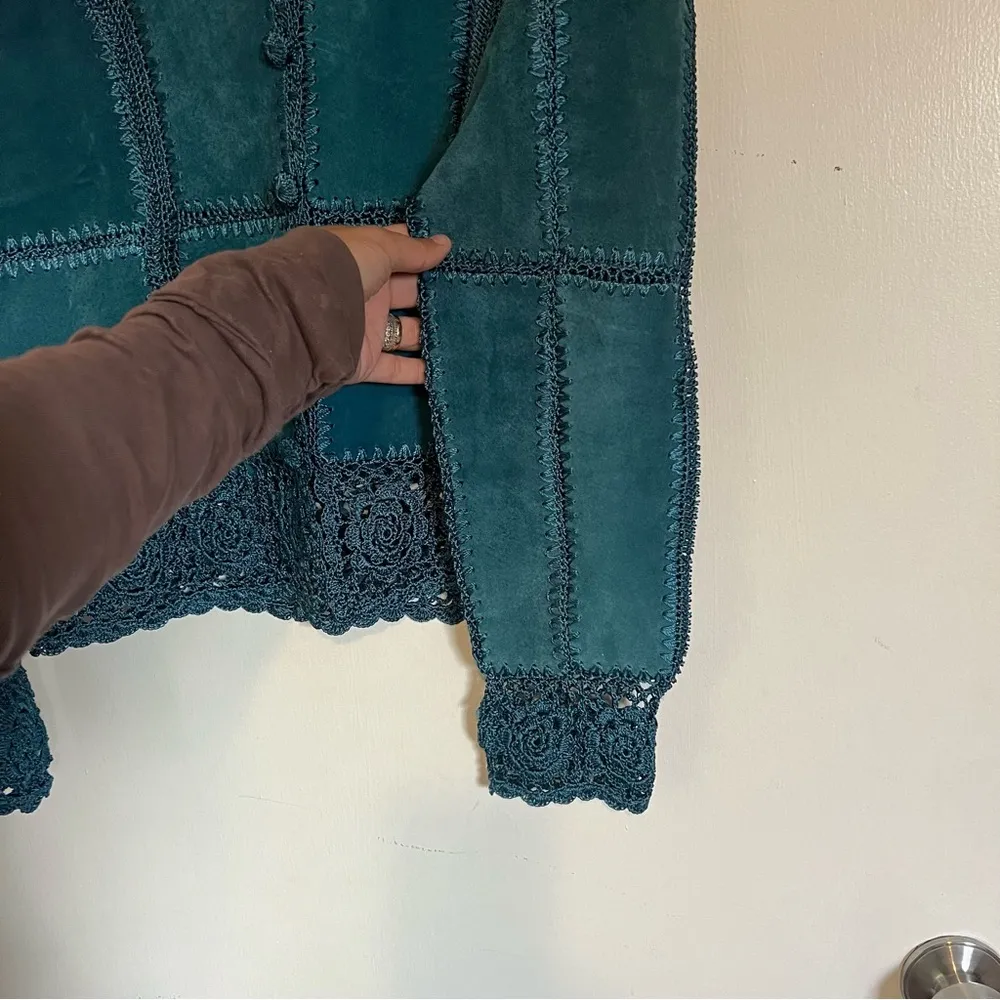 Bagatelle 90s/y2k   blue suede leather patchwork floral crochet jacket size small - Image 4