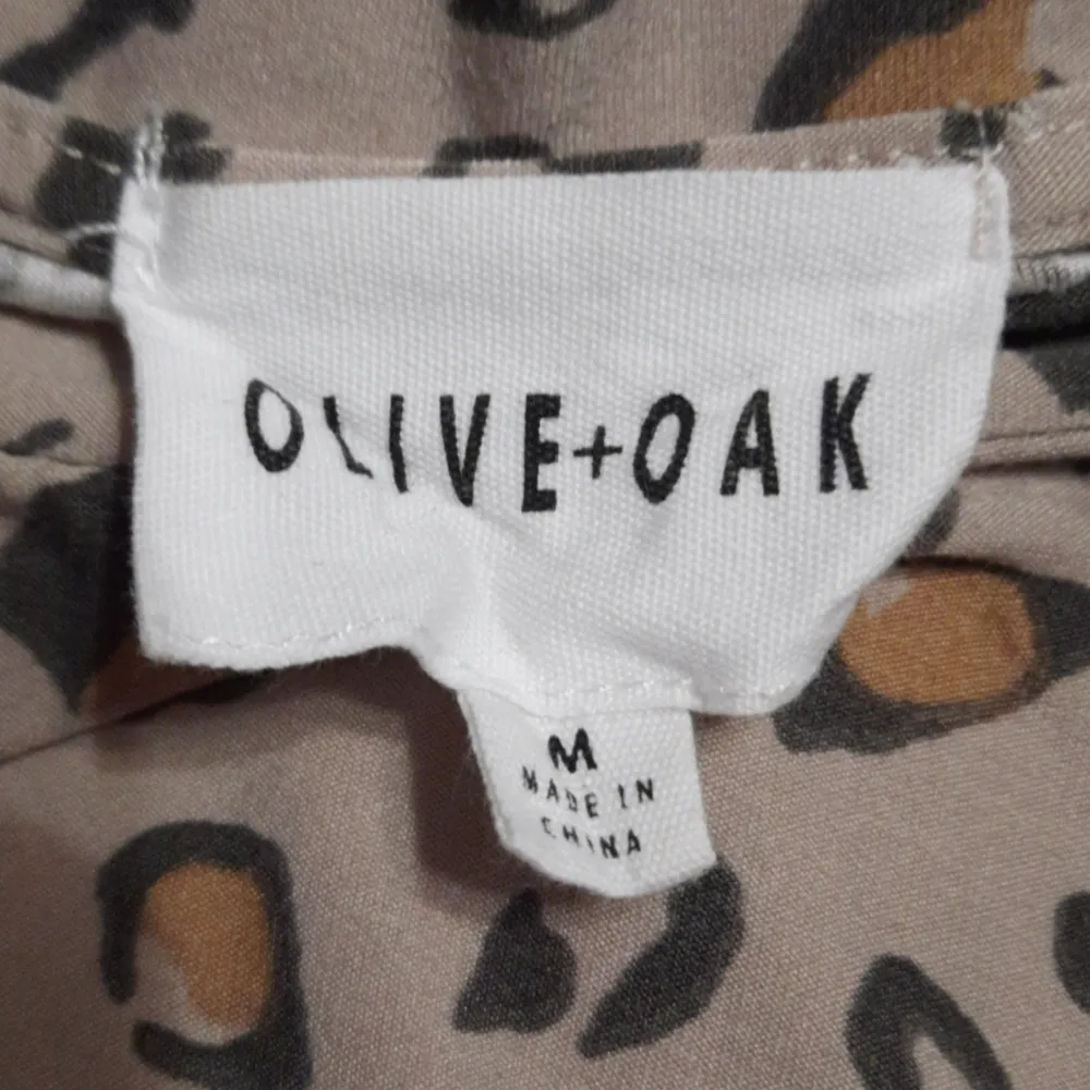 Olive & Oak Twist Front Tee Medium - Image 3