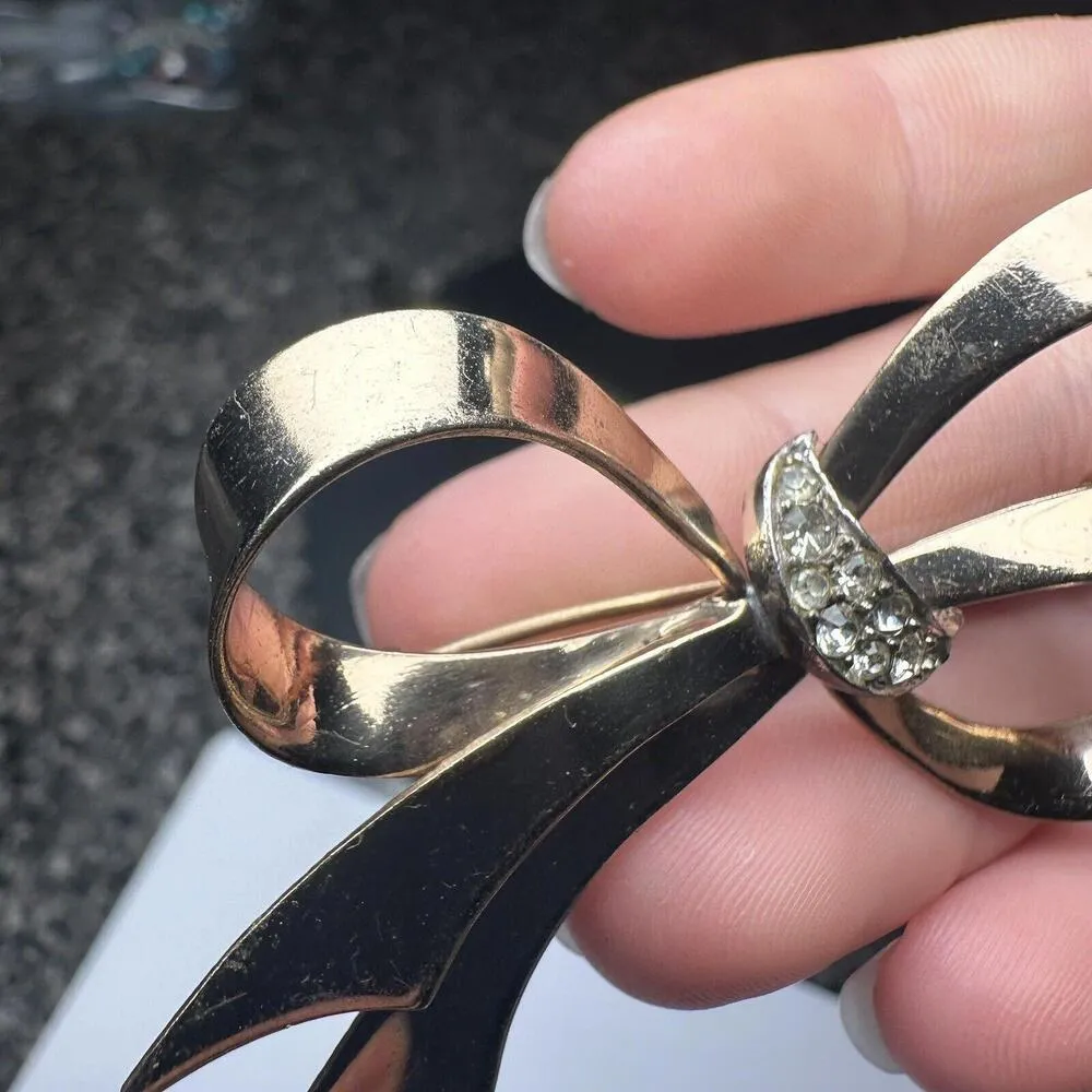 Vintage Rhinestone Bow Ribbon Gold Tone Brooch Pin - Image 2
