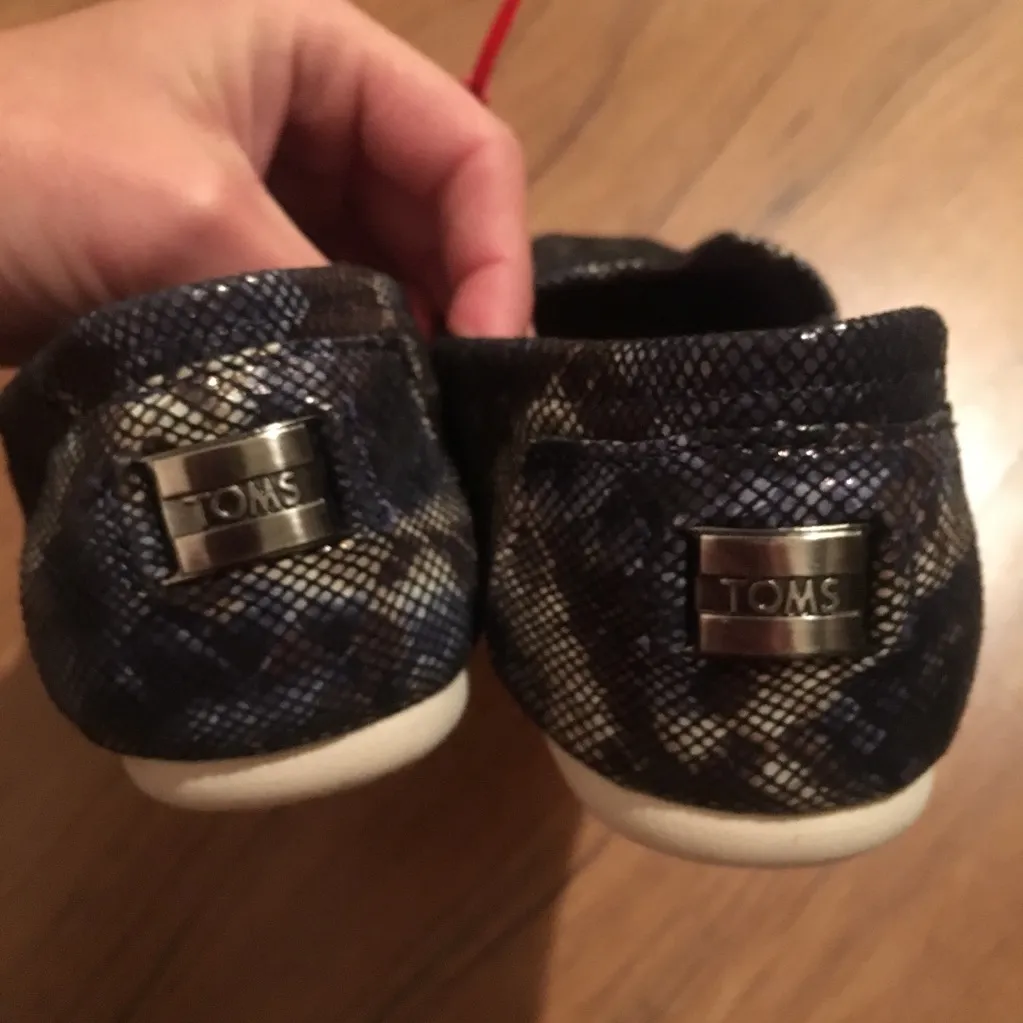 NWT TOMS Women’s Classic Slip-On Shoes Metallic Snake Print - Size 6 - Image 4