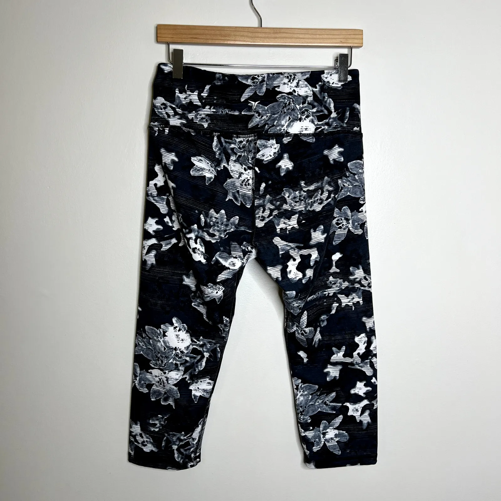 Old Navy Active Floral Capri Leggings - Image 2