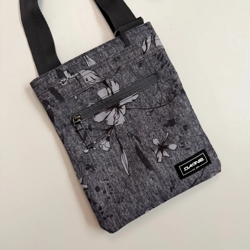 Dakine Purse Jive Crossbody Bag Floral Lightweight Pockets Travel Grey Black - Image 3
