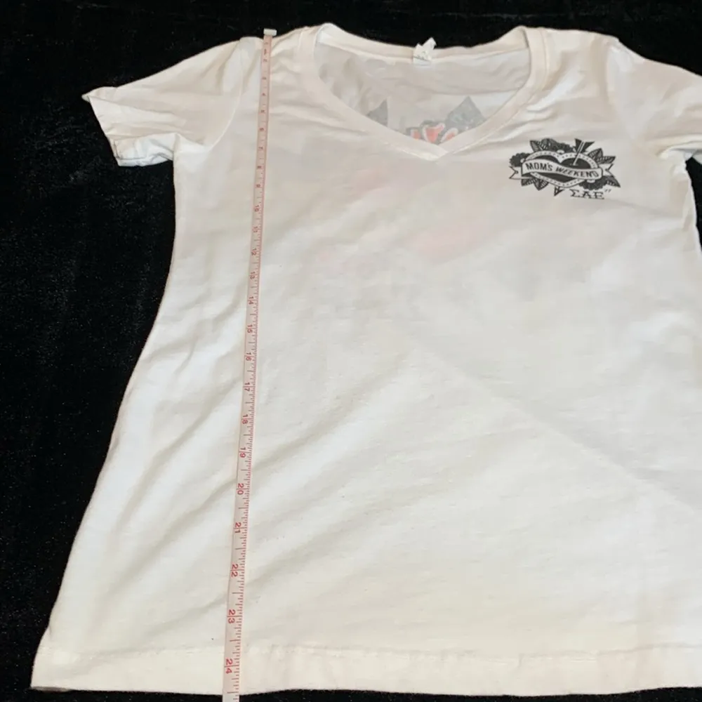 2017 SAE Fraternity Mom's Weekend White Short Sleeve-V-Neck T-Shirt Size Medium - Image 6