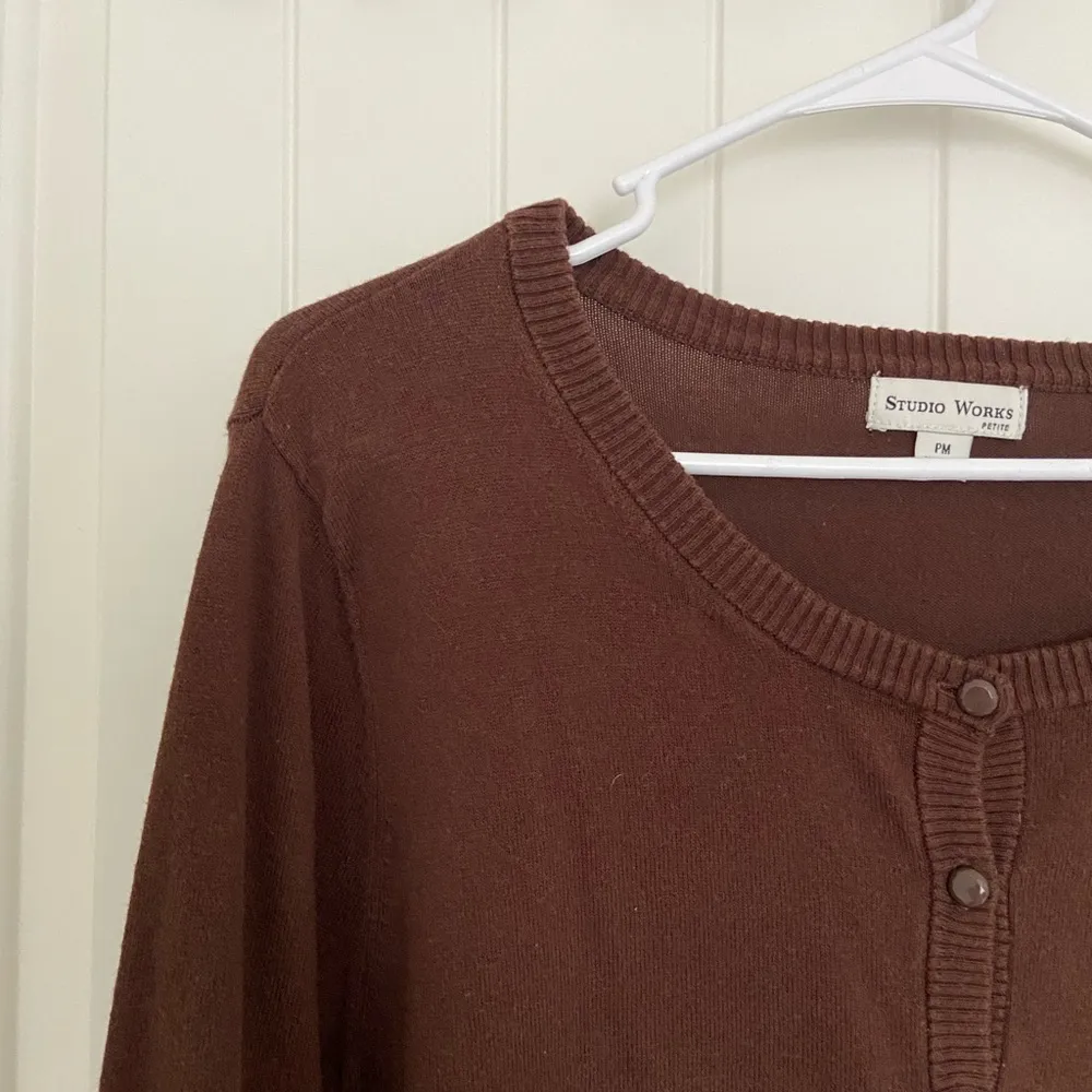 EUC Studio Works women’s brown lightweight knit button up cardigan petite medium - Image 2