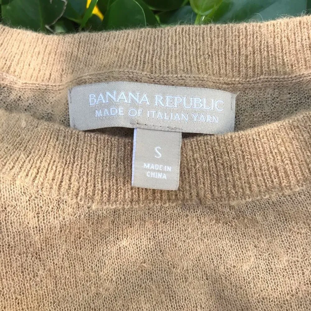 Banana Republic Italian yarn camel crewneck sweater - Image 4