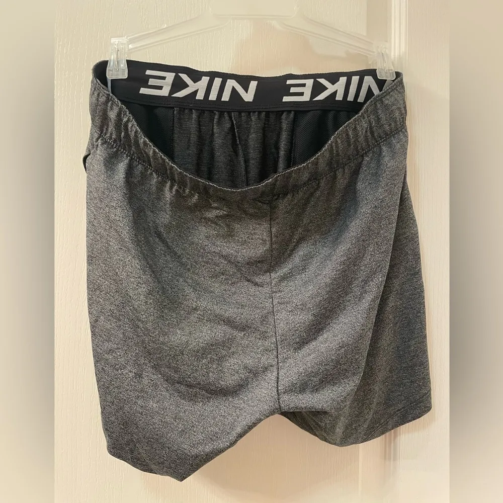 Like new Nike shorts - Image 3