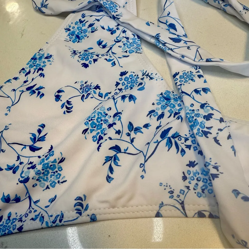 NWOT Floral Blue and White Bikini Swim Set Size Large - Image 4