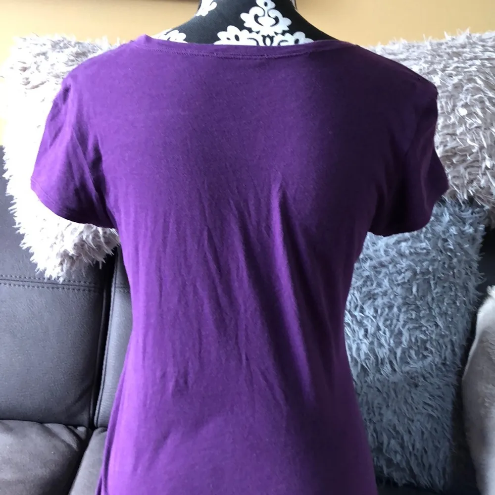 TAHARI Purple V-Neck T-Shirt - Image 4