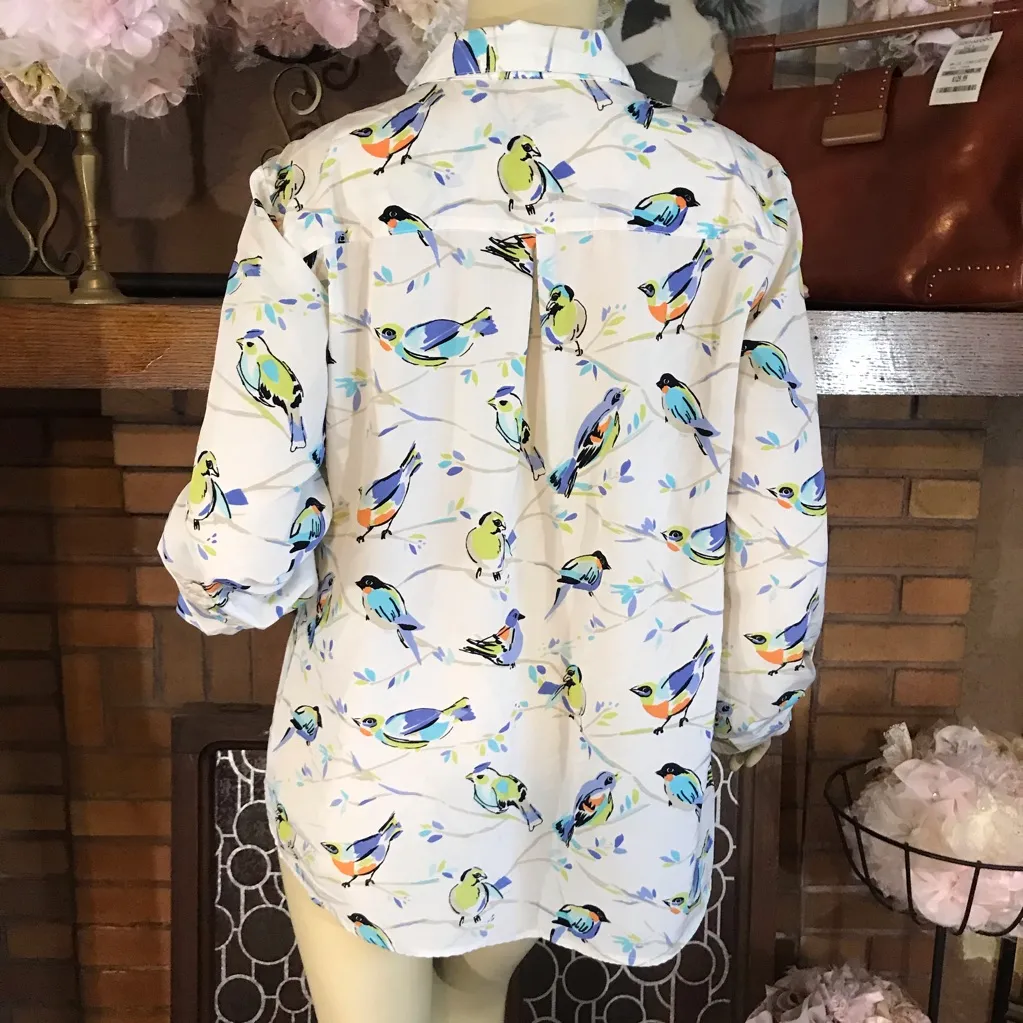 JM COLLECTION GRAY AND MULTI-COLOR BIRD PRINT BUTTON DOWN BLOUSE (14P) - Image 4